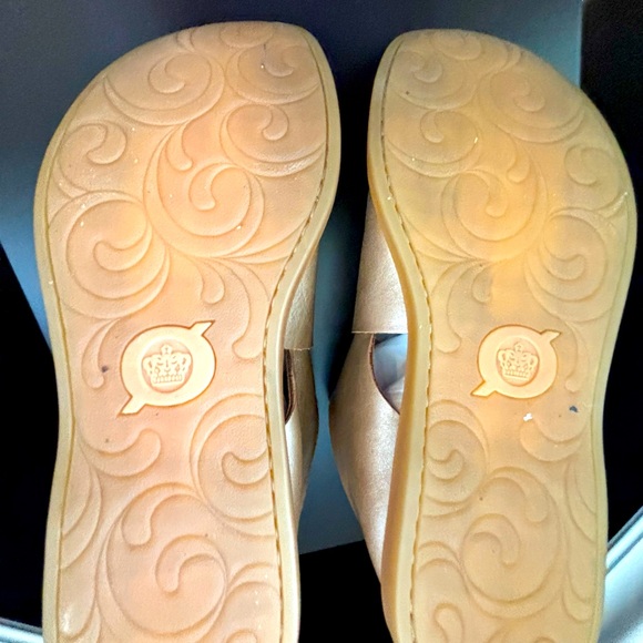 Born Iwa criss-cross Gold Sandal size 7 - Picture 3 of 7